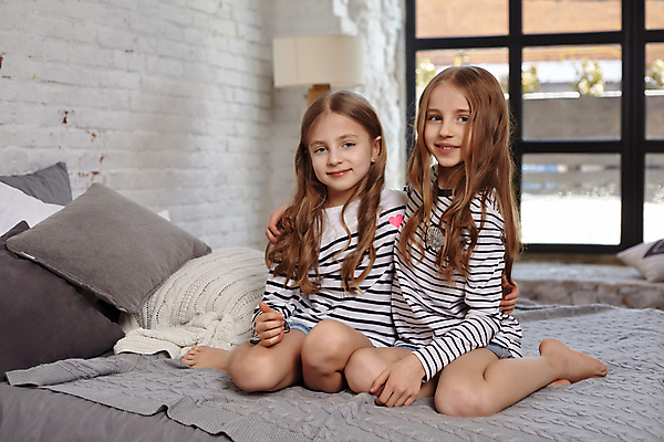 포토 JPG 해외이미지 전신 백인 여자 어린이 어깨동무 함께함 실내 앉기 두명 앞모습 침대 무릎꿇기 자매 여동생 언니 소녀만 해외포토 서양인 뷰포인트 포즈 가구 컨셉 가족 모션 사람 내부 동생 여자만 어린이만 파일형식 이미지허브