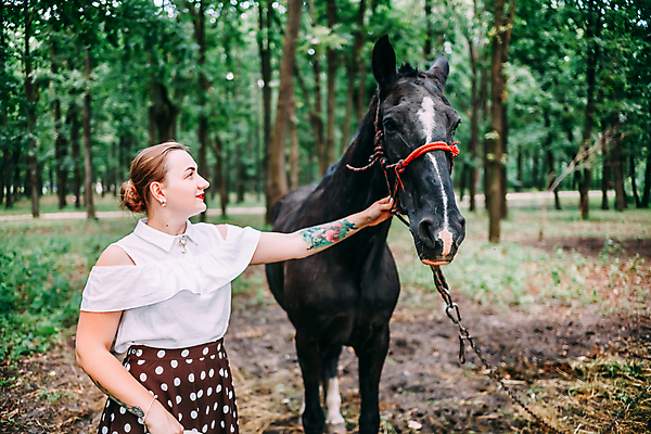 포토 JPG 해외이미지 동물 드레스 공원 여자 행복 백그라운드 자연 사랑 한명 야외 초록색 뷰티 산책 낭만 흰색 시골 승마 우아함 숲 해외포토 1 옷 공공시설 감정 스포츠 컬러 컨셉 휴식 사람 생태계 파일형식 이미지허브