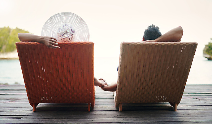 포토 JPG 해외이미지 주간 커플 여자 남자 여유 바다 휴식 함께함 상반신 성인 야외 두명 뒷모습 눕기 손잡기 즐거움 선베드 성인만 해외포토 자연요소 감정 뷰포인트 컨셉 의자 관계 모션 사람 파일형식 이미지허브