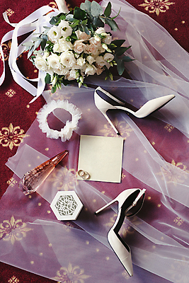 포토 JPG 해외이미지 리본 구두 부케 장신구 면사포 사람없음 상자 화려 향수 결혼반지 결혼소품 악세사리함 해외포토 꽃다발 결혼 신발 컨셉 화장품 반지 오브젝트 파일형식 이미지허브