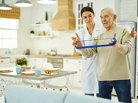 포토 JPG 해외이미지 라이프스타일 할아버지 유니폼 아파트 주택 실내 건강 서기 미소 사람 내부 두명 운동 간호사 의사 실험복 도움 긍정 보험 돌봄 지원 헬프 노화 카피스페이스 해외포토 옷 노년 남자 컨셉 모션 표정 건물 생활 공백 의료진 가운 파일형식 이미지허브