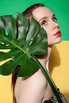 포토 JPG 해외이미지 스튜디오촬영 식물 모델 디자인 외관 드레스 옷 계절 여자 종이 컨셉 잎 미술 한명 세로 여름 컬러풀 유행 활발 신선 유기농 개성 시트 녹색배경 내추럴 강렬 성격 이국적 스타일 해외포토 1 웰빙 컬러 백그라운드 문화예술 실내 사람 초록색 파일형식 이미지허브