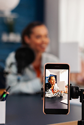 포토 JPG 해외이미지 여자 모바일 실내 한명 들기 상반신 성인 앞모습 아웃포커스 스마트폰 마이크 방송 추천 보여주기 리뷰 블로거 성인여자한명만 해외포토 1 뷰포인트 음향기기 모션 촬영기법 사람 내부 핸드폰 스마트기기 여자한명만 성인여자만 파일형식 이미지허브