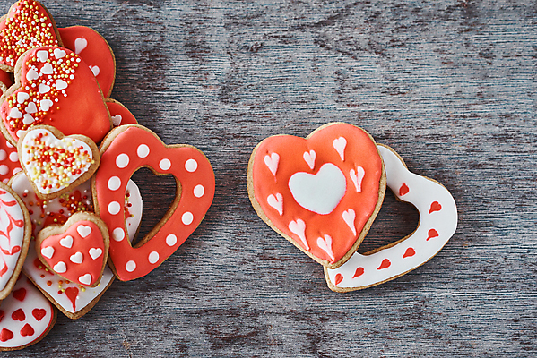 포토 JPG 해외이미지 발렌타인데이 사랑 사람없음 빨간색 하이앵글 쿠키 하트 스프링클 프로스팅 해외포토 모양 감정 뷰포인트 컬러 데이이벤트 디저트 장식 제빵 파일형식 이미지허브