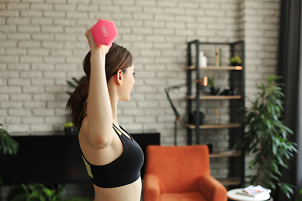 포토 JPG 해외이미지 백인 라이프스타일 여자 실내 한명 들기 상반신 성인 옆모습 운동복 운동 아령 성인여자한명만 홈트레이닝 해외포토 서양인 1 옷 뷰포인트 모션 건강 사람 내부 생활 여자한명만 성인여자만 파일형식 이미지허브