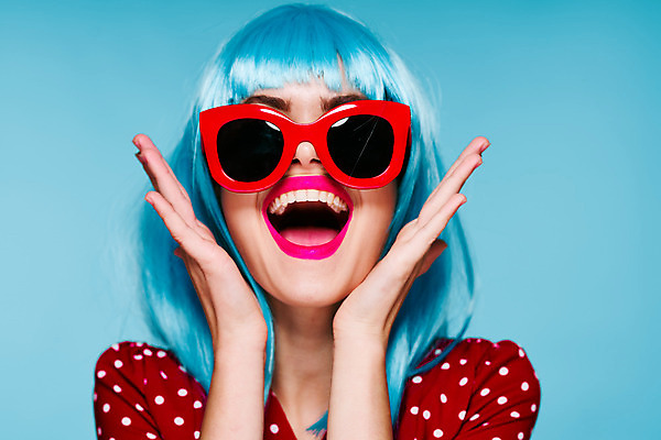 포토 JPG 해외이미지 여자 하늘색 입벌림 한명 웃음 상반신 성인 앞모습 선글라스 기쁨 가발 꽃받침 성인여자한명만 힙스터 해외포토 1 패션 감정 안경 뷰포인트 표정 사람 손짓 파란색 여자한명만 성인여자만 파일형식 이미지허브