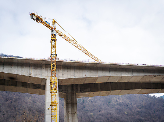 포토 JPG 해외이미지 주간 하늘 산 사람없음 야외 건설현장 타워크레인 도로공사 해외포토 자연요소 건설업 공사 기중기 파일형식 이미지허브