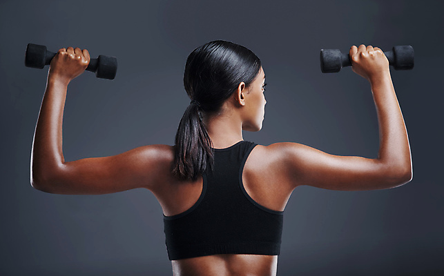 포토 JPG 해외이미지 응시 여자 회색배경 실내 건강 한명 서기 들기 상반신 20대 성인 뒷모습 운동 아령 잡기 연습 성인여자한명만 해외포토 1 시선 뷰포인트 백그라운드 모션 사람 청년 내부 회색 여자한명만 성인여자만 파일형식 이미지허브