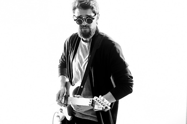 포토 JPG 해외이미지 남자 연주 흑백 한명 상반신 성인 앞모습 선글라스 기타 매기 기타리스트 노려봄 로큰롤 락스타 성인남자한명만 해외포토 1 안경 음악 뷰포인트 모션 현악기 촬영기법 표정 사람 연주자 남자한명만 성인남자만 파일형식 이미지허브