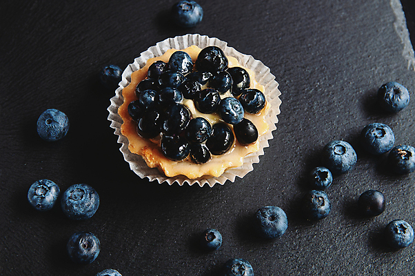 포토 JPG 해외이미지 검은배경 실내 그림자 사람없음 하이앵글 신선 달콤 블루베리 블루베리파르페 돌접시 해외포토 접시 뷰포인트 백그라운드 과일 내부 검은색 맛 파르페 파일형식 이미지허브