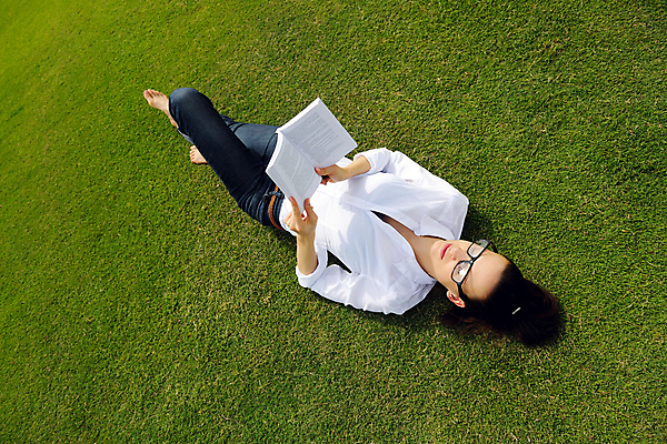 포토 JPG 해외이미지 전신 여자 안경 여유 맨발 자연 한명 잔디 성인 옆모습 책 하이앵글 눕기 독서 다리꼬기 성인여자한명만 해외포토 식물 1 잡화 감정 뷰포인트 모션 발 사람 생태계 여자한명만 성인여자만 파일형식 이미지허브