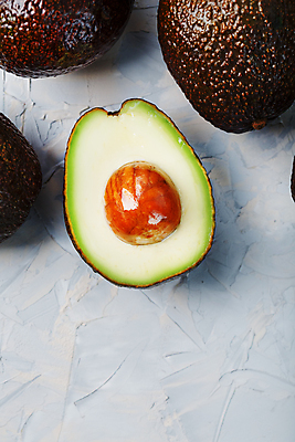 포토 JPG 해외이미지 과일 회색배경 단면 씨앗 사람없음 하이앵글 신선 유기농 아보카도 해외포토 식물 웰빙 뷰포인트 백그라운드 회색 파일형식 이미지허브