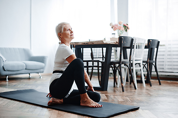 포토 JPG 해외이미지 라이프스타일 웰빙 여자 노년 포즈 모션 아침 휴식 바닥 주택 실내 건강 한명 사람 성인 운동 평화 힘 활발 방 에너지 매트 유연 집중 연습 체육관 위치 체조 리빙 면역력 복근 옛날 해외포토 주간 1 컨셉 근육 내부 건물 생활 파일형식 이미지허브