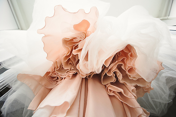 포토 JPG 해외이미지 모델 드레스 여자 꽃 선 결혼 백그라운드 컨셉 장신구 부분 추상 바닥 매달리기 사람없음 장식 가로 빛 치마 뷰티 흰색 직물 가운 우아함 묘사 질감 상승 구김 블러 세피아 엘리먼트 엮은 접기 특별함 스타일 해외포토 식물 옷 컬러 무늬 모션 하의 촬영기법 사람 이벤트 파일형식 이미지허브