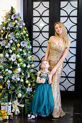 포토 JPG 해외이미지 드레스 계절 여자 딸 행복 어린이 크리스마스 가족 베개 엄마 휴가 주택 실내 미소 사람 내부 두명 장식 부모 소파 금발 뷰티 크리스마스트리 방 축하 생일 달콤 침엽수 전나무 세대 해외포토 나무 헤어스타일 옷 기념일 감정 컨셉 의자 관계 침구 표정 건물 맛 파일형식 이미지허브