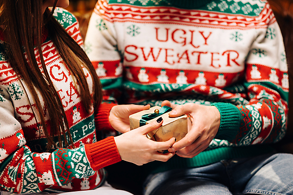 포토 JPG 해외이미지 나무 전통 손 기념일 리본 종이 컨셉 크리스마스 포장 휴가 새로움 새해 주택 선물 사람 이벤트 두명 장식 선물상자 쇼핑 상자 축제 놀람 축하 작업실 닫기 12월 연도 포장지 활 준비 주기 보케 패키지 짐싸기 포장소품 핸드메이드 해외포토 식물 감정 모션 표정 건물 신체부위 날짜 오브젝트 포장재료 파일형식 이미지허브