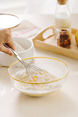 포토 JPG 해외이미지 손 쟁반 실내 들기 아웃포커스 신체부위 반죽 밀가루 제빵 거품기 유리그릇 섞기 해외포토 그릇 모션 유리 주방용품 촬영기법 사람 내부 제과제빵 가루 파일형식 이미지허브