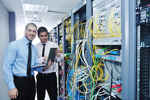 포토 JPG 해외이미지 남자 실내 관리 들기 상반신 성인 두명 앞모습 옆모습 노트북 자료 전선 비즈니스맨 센터 시스템 서버 서버실 성인남자만 해외포토 뷰포인트 비즈니스 모션 사람 내부 전자제품 직장인 남자만 성인만 파일형식 이미지허브