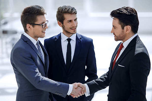 포토 JPG 해외이미지 남자 비즈니스 협력 악수 실내 협상 상반신 성인 앞모습 옆모습 세명 마주보기 비즈니스맨 성인남자만 해외포토 뷰포인트 모션 사람 손짓 내부 직장인 남자만 성인만 파일형식 이미지허브