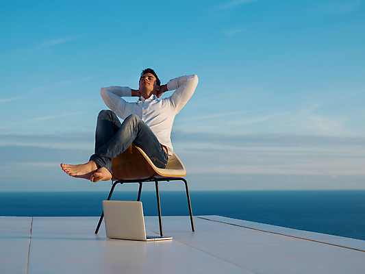 포토 JPG 해외이미지 전신 남자 의자 비즈니스 하늘 휴식 한명 앉기 성인 야외 옆모습 노트북 자유 옥상 성인남자한명만 해외포토 1 뷰포인트 가구 컨셉 모션 사람 전자제품 남자한명만 성인남자만 파일형식 이미지허브