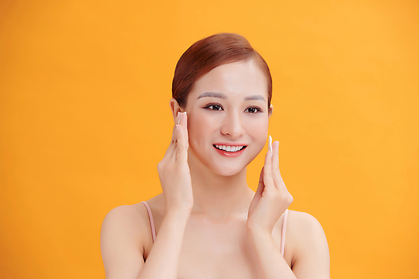 포토 JPG 해외이미지 응시 여자 실내 한명 들기 동양인 상반신 성인 앞모습 뷰티 노란배경 화장솜 성인여자한명만 해외포토 1 시선 뷰포인트 백그라운드 모션 사람 인종 내부 노란색 화장용품 여자한명만 성인여자만 파일형식 이미지허브