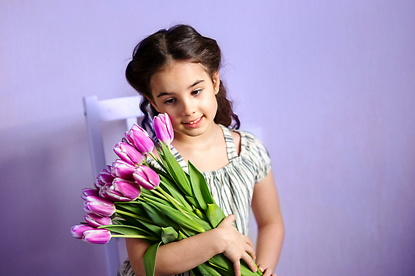 포토 JPG 해외이미지 백인 1 응시 여자 꽃 행복 얼굴 어린이 분홍색 꽃다발 갈색머리 실내 선물 한명 미소 사람 뷰티 갈색 보라색 봄 낭만 튤립 벚꽃 흰색 잡기 닫기 달콤 작음 큼 다발 엿보기 냄새 카피스페이스 해외포토 서양인 식물 헤어스타일 시선 계절 감정 컬러 컨셉 모션 표정 내부 신체부위 공백 맛 크기 파일형식 이미지허브