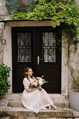 포토 JPG 해외이미지 전신 서양인 여자 신부 부케 웨딩드레스 결혼식 한명 들기 앉기 성인 야외 옆모습 문 성인여자한명만 웨딩촬영 해외포토 외국인 1 드레스 뷰포인트 꽃다발 결혼 모션 사람 기념사진 여자한명만 성인여자만 파일형식 이미지허브