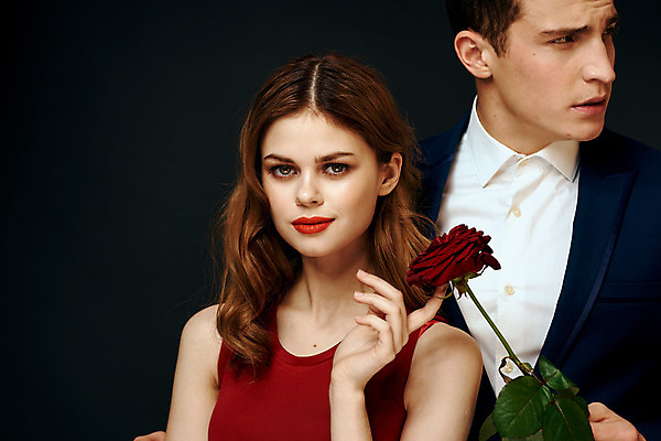 포토 JPG 해외이미지 백인 커플 여자 남자 포옹 들기 상반신 성인 두명 장미 낭만 우아함 성인만 해외포토 서양인 꽃 컨셉 관계 안기 모션 사람 파일형식 이미지허브