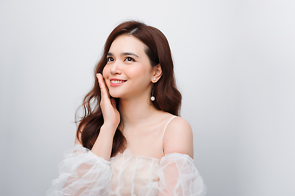 포토 JPG 해외이미지 응시 여자 회색배경 실내 한명 손짓 상반신 성인 옆모습 뷰티 성인여자한명만 해외포토 1 시선 뷰포인트 백그라운드 모션 사람 내부 회색 여자한명만 성인여자만 파일형식 이미지허브