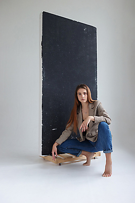 포토 JPG 해외이미지 백인 모델 긴머리 응시 시선 여자 포즈 갈색머리 한명 사람 앉기 정장 파란색 뷰티 유행 검은색 재킷 흰색 청바지 깃발 우아함 내추럴 섬광 스타일 해외포토 서양인 1 헤어스타일 옷 컬러 컨셉 바지 모션 외투 파일형식 이미지허브