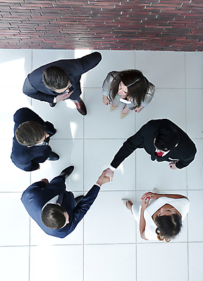 포토 JPG 해외이미지 전신 여자 남자 비즈니스 협력 악수 실내 협상 서기 여러명 성인 하이앵글 비즈니스맨 비즈니스우먼 성인만 해외포토 뷰포인트 다수 모션 사람 손짓 내부 직장인 파일형식 이미지허브