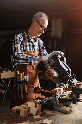 포토 JPG 해외이미지 직업 손 남자 산업 가구 비즈니스 공장 노동자 주택 기술 한명 사람 성인 목재 상점 기계 장비 공구 업무 작업 작업실 엔지니어 수리 제조 널 자르기 목수 먼지 목공예 DIY 건축업자 수목 업그레이드 조작 톱밥 해외포토 나무 1 건축 생활용품 재료 공업 모션 취미 건물 신체부위 도구 기술자 가루 공예 파일형식 이미지허브