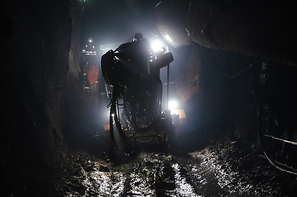 포토 JPG 해외이미지 직업 남자 산업 백그라운드 노동자 안전 사람없음 빛 스크린 어둠 힘 기계 장비 업무 원형 구멍 터널 황금 보호 위험 폭발 광석 발굴 먼지 호스 지하 망사 토막 광부 개발 땅바닥 석탄 송곳 철강 아연 해외포토 도형 길 컨셉 바닥 사람 직물 작업 영양소 파일형식 이미지허브