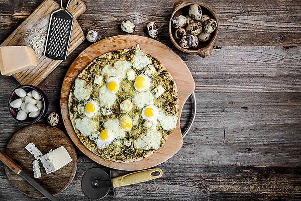 포토 JPG 해외이미지 피자 사람없음 버섯 메추리알 나무도마 루꼴라 모짜렐라치즈 수제피자 피자칼 핸드메이드 그레이터 해외포토 채소 주방용품 치즈 도마 패스트푸드 서양음식 목재 알 파일형식 이미지허브