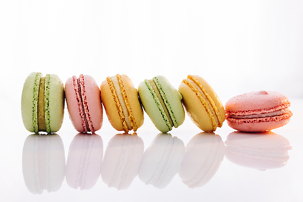 포토 JPG 해외이미지 디저트 실내 사람없음 반사 달콤 흰배경 일렬 마카롱 해외포토 음식 백그라운드 내부 흰색 맛 파일형식 이미지허브