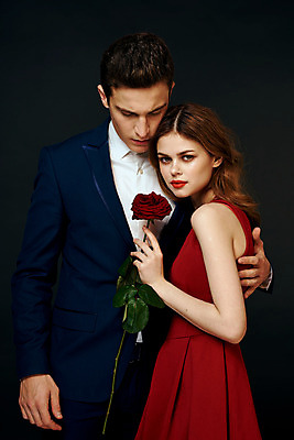 포토 JPG 해외이미지 백인 커플 여자 남자 포옹 들기 상반신 성인 두명 장미 낭만 우아함 성인만 해외포토 서양인 꽃 컨셉 관계 안기 모션 사람 파일형식 이미지허브