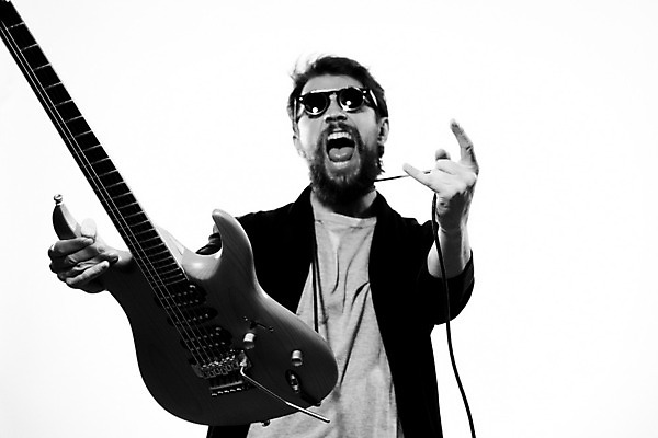 포토 JPG 해외이미지 남자 흑백 한명 들기 상반신 성인 앞모습 선글라스 외침 기타 밴드 기타리스트 로큰롤 락스타 성인남자한명만 해외포토 1 안경 음악 뷰포인트 모션 현악기 촬영기법 사람 소리 연주자 남자한명만 성인남자만 파일형식 이미지허브