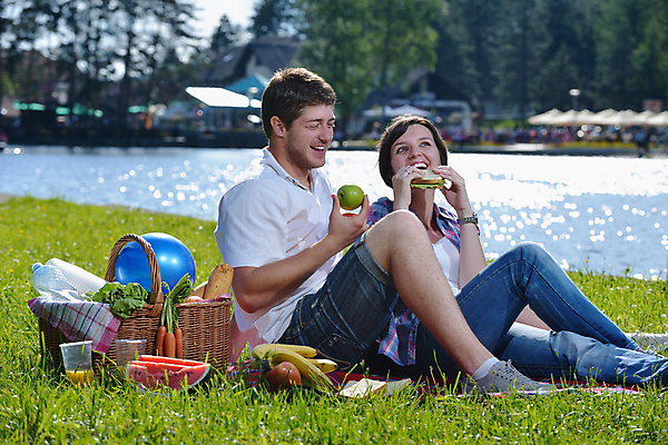 포토 JPG 해외이미지 주간 전신 백인 라이프스타일 커플 공원 여자 남자 행복 휴식 함께함 샌드위치 미소 들기 성인 야외 두명 옆모습 소풍 소풍바구니 성인만 해외포토 자연요소 서양인 공공시설 감정 음식 뷰포인트 컨셉 관계 모션 표정 사람 생활 야외활동 바구니 파일형식 이미지허브