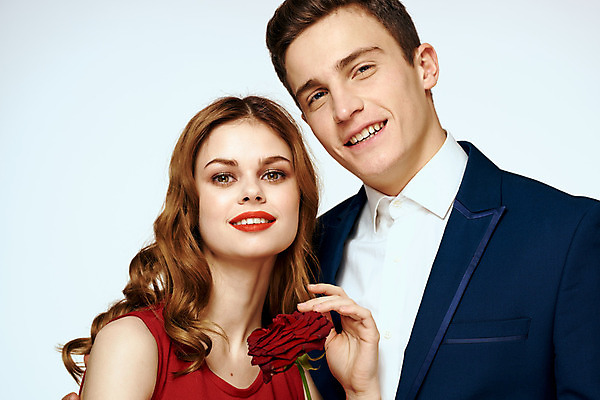 포토 JPG 해외이미지 백인 커플 여자 남자 포옹 들기 상반신 성인 두명 장미 낭만 우아함 성인만 해외포토 서양인 꽃 컨셉 관계 안기 모션 사람 파일형식 이미지허브