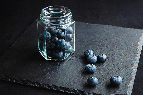 포토 JPG 해외이미지 검은배경 유리병 실내 그림자 사람없음 신선 달콤 담기 블루베리 돌접시 해외포토 접시 백그라운드 과일 모션 병_용기 내부 검은색 맛 파일형식 이미지허브