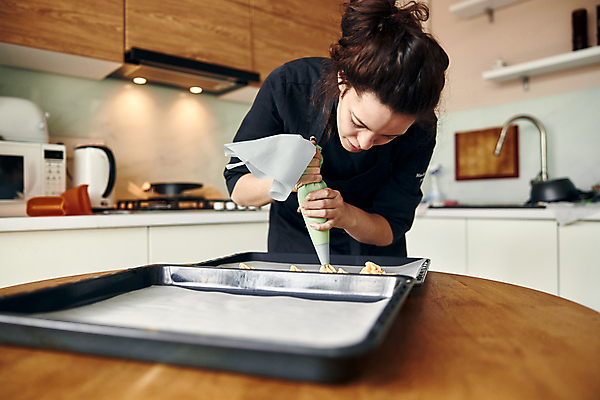 포토 JPG 해외이미지 여자 쟁반 실내 한명 들기 상반신 성인 앞모습 주방 집중 제빵 제빵사 짜기 짤주머니 성인여자한명만 해외포토 직업 1 뷰포인트 컨셉 모션 사람 내부 제과제빵 제빵도구 여자한명만 성인여자만 파일형식 이미지허브