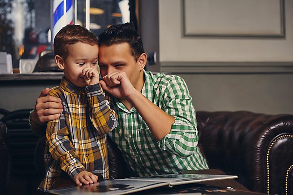 포토 JPG 해외이미지 백인 남자 아들 어린이 함께함 실내 웃음 소년 상반신 성인 두명 앞모습 주먹 아빠 즐거움 남자만 어깨에손 해외포토 서양인 감정 뷰포인트 컨셉 가족 모션 표정 사람 내부 파일형식 이미지허브
