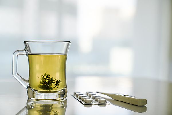 포토 JPG 해외이미지 음료 컨셉 잎 유리 탁자 건강 사람없음 치료 컵 알약 약 노란색 흰색 투명 차 질병 온도계 허브 유기농 온도 비타민 내추럴 돌봄 해외포토 식물 식기 웰빙 컬러 가구 의학 모션 재질 영양소 파일형식 이미지허브