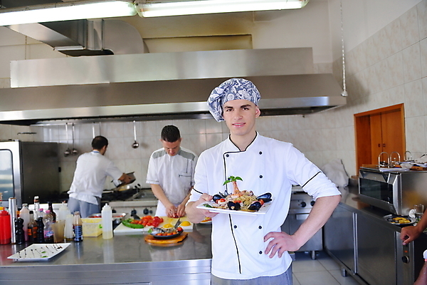 포토 JPG 해외이미지 남자 식재료 파스타 실내 요리 들기 상반신 성인 앞모습 뒷모습 세명 주방 요리사 성인남자만 해외포토 직업 뷰포인트 모션 서양음식 사람 내부 남자만 성인만 파일형식 이미지허브