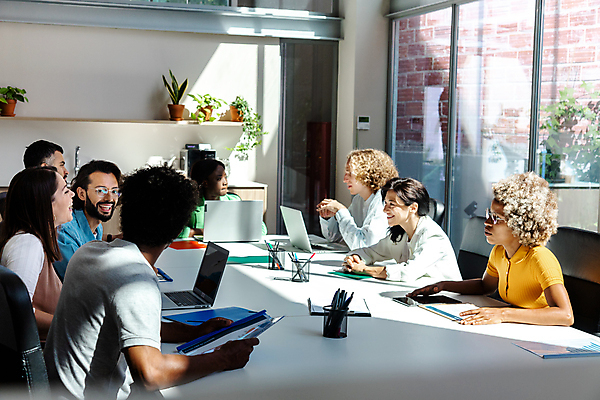 포토 JPG 해외이미지 주간 백인 직업 컨셉 회사 비즈니스 창문 청소년 회의 아침 협력 설계 직장 함께함 실내 대화 미소 사람 여러명 노트북 사무실 우주 작업 그룹 연결 큼 종업원 동료 다인종 히스패닉 소통 프로젝트 카피스페이스 브레인스토밍 해외포토 자연요소 서양인 다수 관계 표정 말하기 인종 내부 전자제품 공백 크기 파일형식 이미지허브