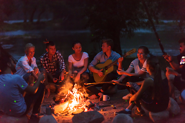 포토 JPG 해외이미지 전신 여자 남자 연주 함께함 들기 앉기 여러명 성인 야외 앞모습 옆모습 뒷모습 친구 어둠 캠핑 나뭇가지 기타 야간 모닥불 성인만 해외포토 자연요소 나무 음악 뷰포인트 다수 컨셉 관계 모션 불 현악기 레저 사람 파일형식 이미지허브