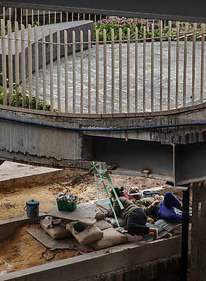 포토 JPG 해외이미지 직업 외관 남자 도로 백그라운드 추상 휴식 노동자 스트레스 피곤 사람 성인 사람없음 야외 햇빛 금속 매트 도시 잠 업무 샌들 땅 아래 지역 봉 유지 개발 철강 콘크리트 해외포토 길 신발 컨셉 무늬 교통시설 재질 태양 작업 방향 위치 파일형식 이미지허브