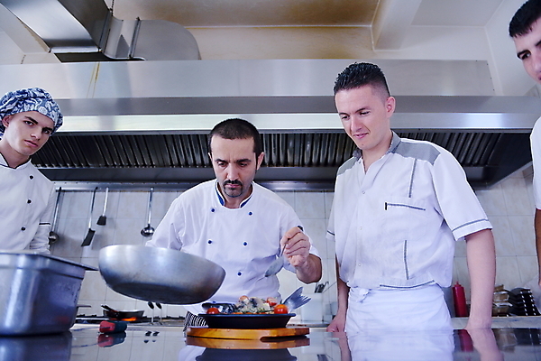 포토 JPG 해외이미지 남자 실내 요리 들기 여러명 상반신 성인 앞모습 주방 요리사 붓기 생선요리 성인남자만 웍 해외포토 직업 음식 뷰포인트 다수 모션 주방용품 어류 사람 내부 남자만 성인만 파일형식 이미지허브