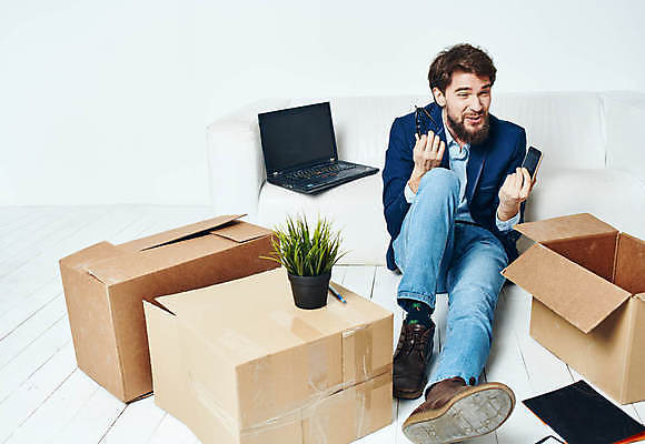 포토 JPG 해외이미지 전신 백인 남자 실내 한명 들기 앉기 성인 앞모습 상자 소파 기쁨 비즈니스맨 이사 이삿짐 짐싸기 성인남자한명만 해외포토 서양인 1 감정 뷰포인트 의자 비즈니스 모션 사람 내부 직장인 남자한명만 성인남자만 파일형식 이미지허브