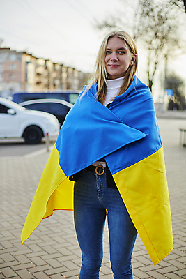 포토 JPG 해외이미지 유럽 얼굴 한명 사람 파란색 평화 자유 깃발 민주주의 충돌 심볼 군용 전쟁 러시아 애국심 그만 독립 우크라이나 위기 전국 정치 지원 항의 해외포토 1 나라 컬러 컨셉 군대 신체부위 파일형식 이미지허브